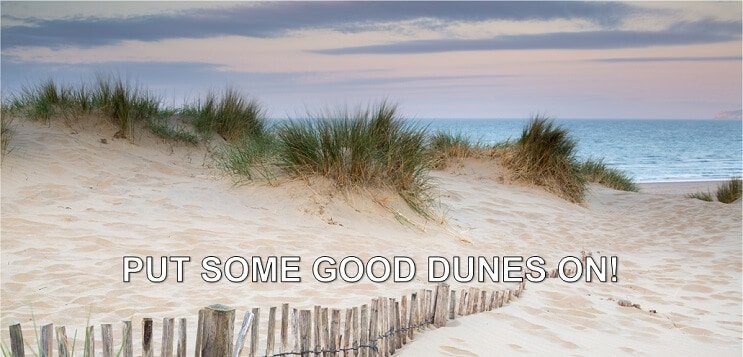 Panorama landschap van zandduinen systeem op strand bij zonsopgang